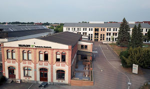 Gebäudekomplex mit Cafeteria und Grünfläche am Stammsitz Braunschweig