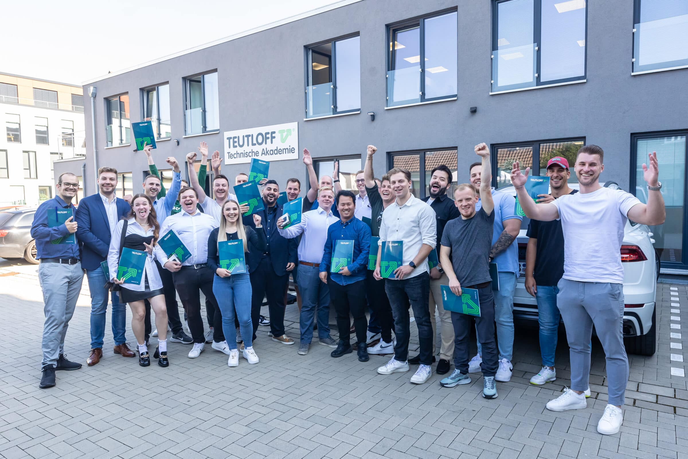 Die Absolventen des Sommersemesters 2023 stehen vor der Staatlichen Technikerschule in Wolfsburg
