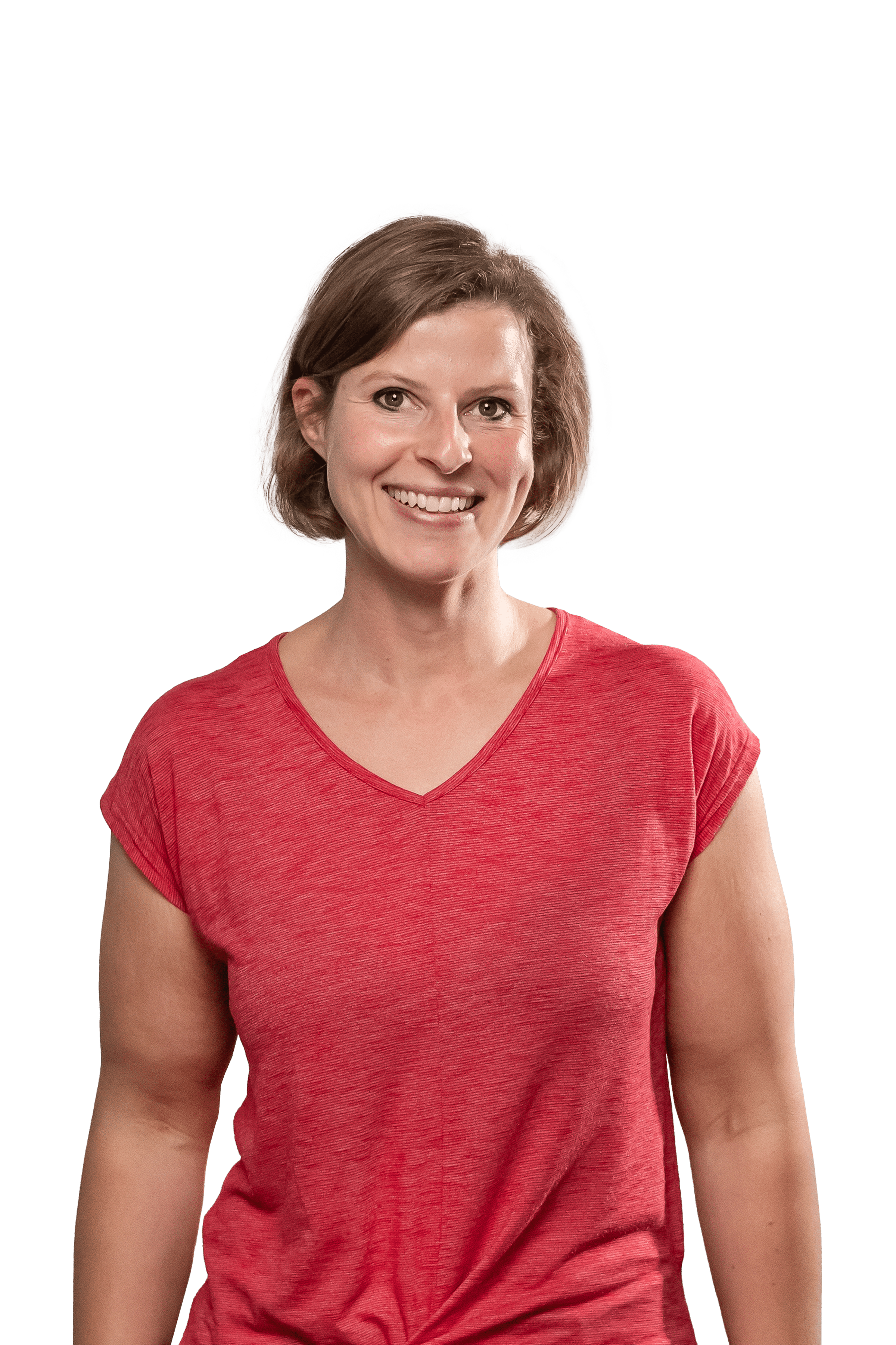 Eine Mitarbeiterin im roten T-Shirt lächelt