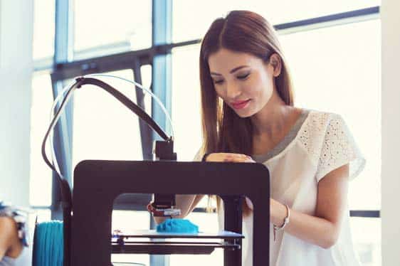 3D-Druck für Einsteiger Teilnemherin am 3D-Drucker