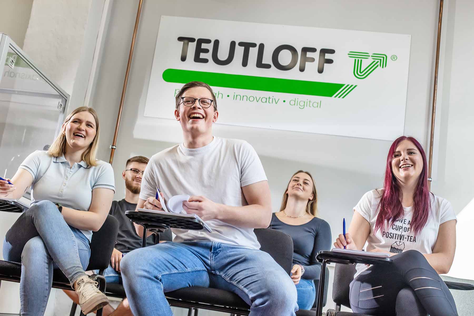 Schüler sitzen in einem Raum bei Teutloff.