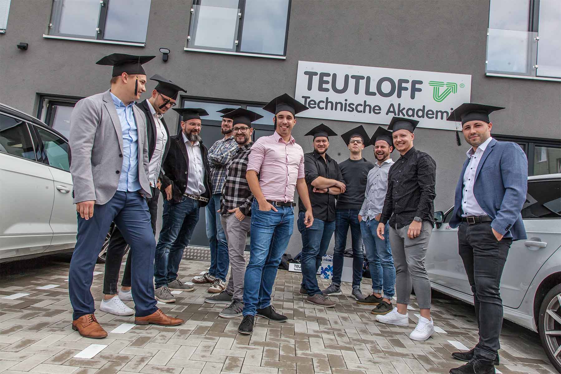 Absolventen 2019 stehen vor dem Teutloff Gebäude in Wolfsburg